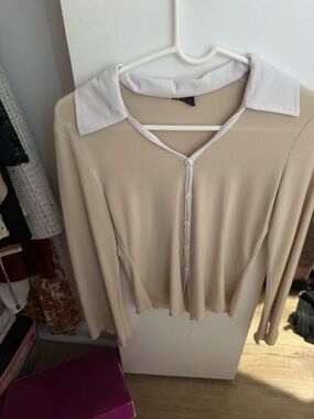 Cream Button-Front Long Sleeve Top with White Collar